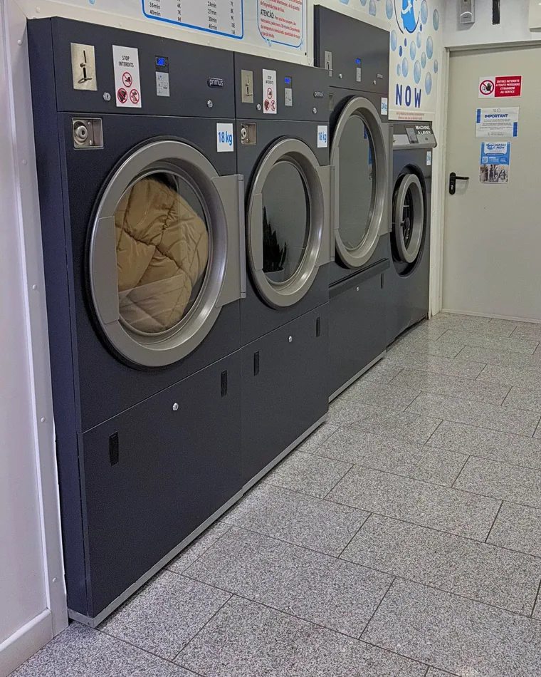 Máquina de lavar profissional Primus em funcionamento na lavandaria Wash Now