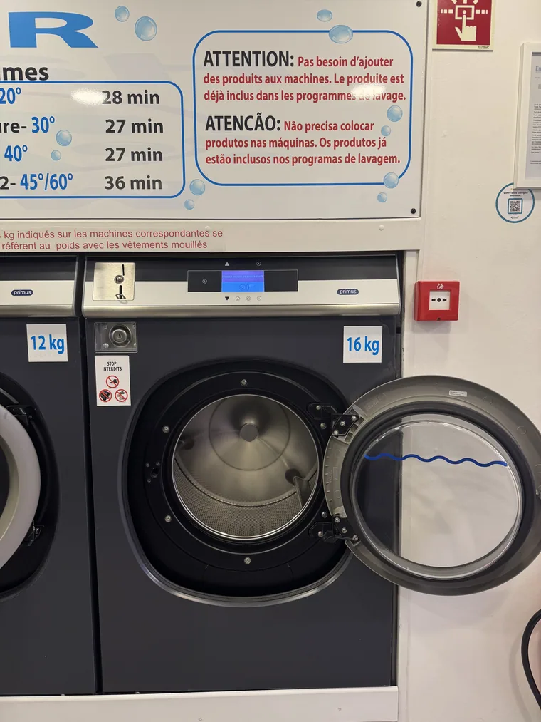 Máquina de lavar profissional em funcionamento na lavandaria Wash Now em Ettelbruck
