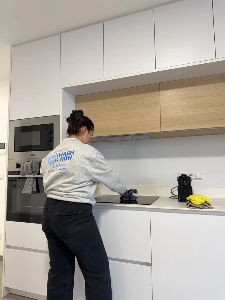 Colaboradora da Wash Now a limpar a cozinha de uma habitação no Luxemburgo