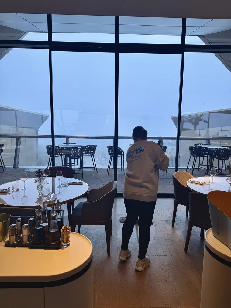 Colaboradora da Wash Now a limpar a sala de um restaurante