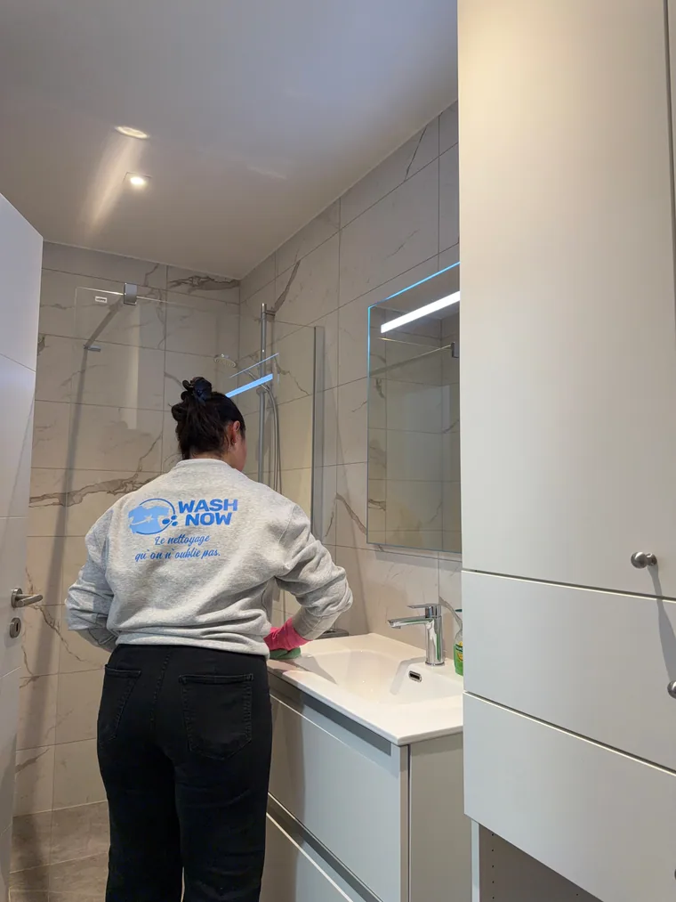 Colaboradora da Wash Now a limpar uma casa de banho